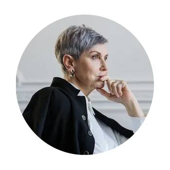 Portrait professionnel d'un cadre en situation de réflexion stratégique
